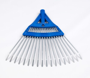 Mătură de grădină cu dinți metalici, corp din plastic și coadă din lemn